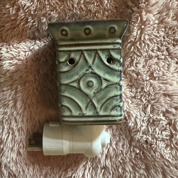 Scentsy Green Wall Plug-in Mini Wax Warmer Night Light - Picture 4 of 4